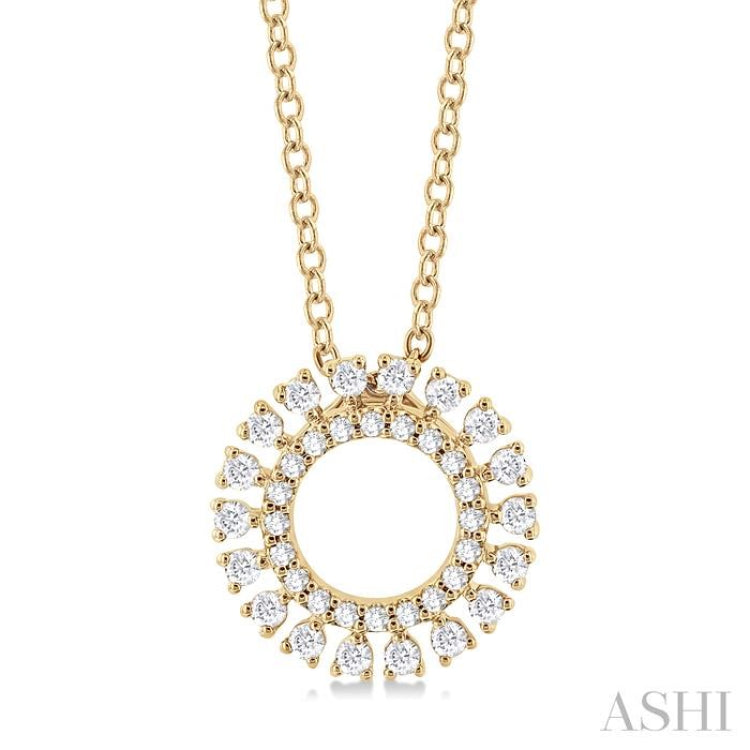 1/4 Ctw Circle Round Cut Diamond Fashion Pendant With Chain in 10K Yellow Gold